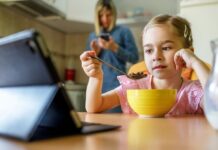 Telas durante a refeição: o que podem gerar?